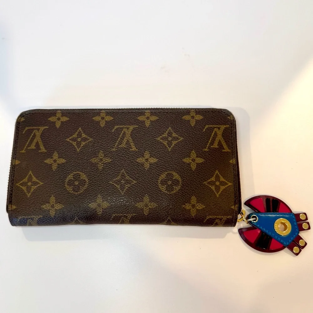 Rare Louis Vuitton Limited Edition Monogram Logo Totem Zippy Continental Wallet